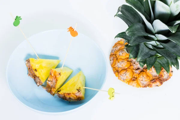 Ananasspieße Geschält Und Dreiecke Geschnitten — Stockfoto