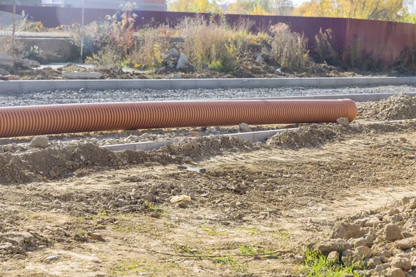 Przygotowanie Układania Podziemnej Rury Kanalizacyjnej Podczas Przebudowy Drogi — Zdjęcie stockowe