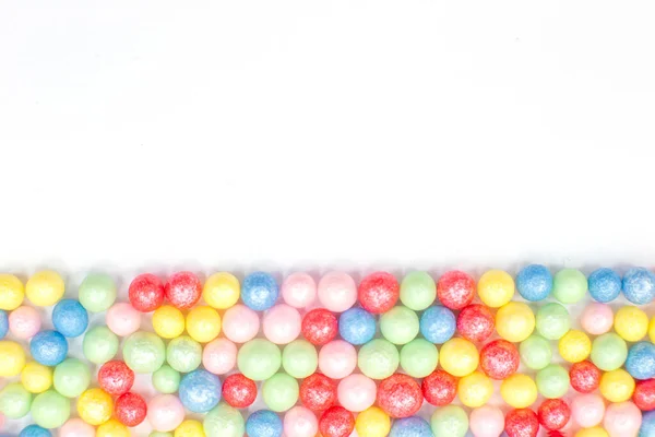 Çok Renkli Yuvarlak Şekerleme Topları Beyaz Arka Planda Uzanır — Stok fotoğraf