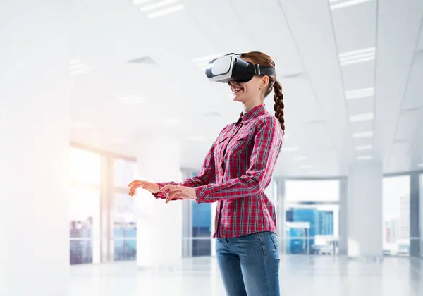 Дівчина Масці Віртуальної Реальності Відчуває Світ Віртуальних Технологій Змішані Носії — стокове фото