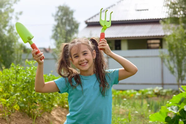 Gadis Kecil Yang Lucu Memegang Alat Berkebun Kecil Menari Taman — Stok Foto