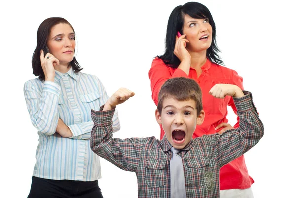 Zdenerwowane Dziecko Krzyczy Przez Telefon Kobietach — Zdjęcie stockowe