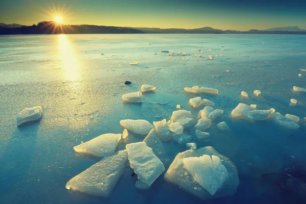 Woda Krawędź Lodu Lód Genialnym Kolorem Pokryte Wodą — Zdjęcie stockowe
