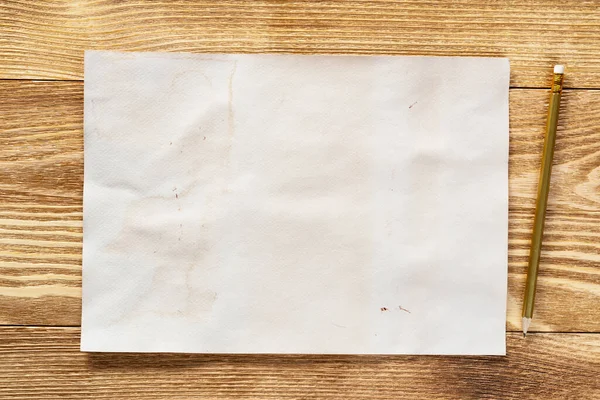 Φύλλο Χαρτιού Ξύλινο Τραπέζι — Φωτογραφία Αρχείου