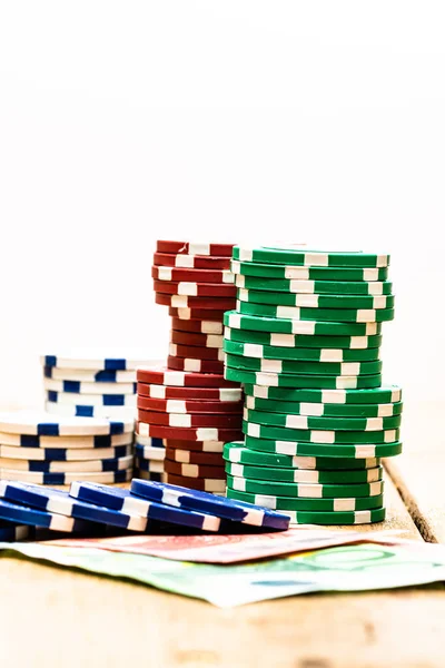 ポーカーカジノのチップとお金を閉じます カジノのコンセプト リスク チャンス 幸運またはギャンブル カジノチップ ユーロ 米ドルの詳細 — ストック写真