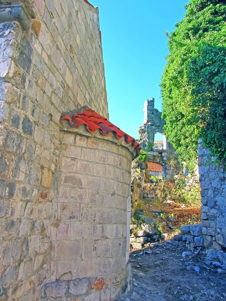 古堡的废墟 欧洲要塞的古老而厚重的石墙 山上长满了绿叶 防御工事废墟中的门和拱门 — 图库照片