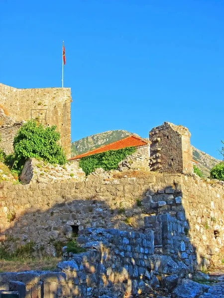 古代の要塞の遺跡 山の緑に覆われたヨーロッパの要塞の古い厚い石の壁 要塞跡の扉とアーチ — ストック写真