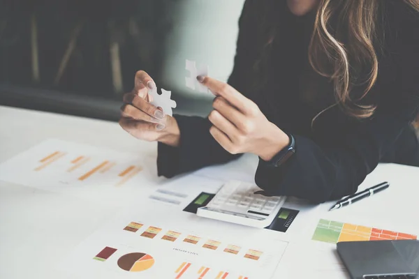 Hand Van Zakenvrouw Die Legpuzzels Met Elkaar Verbindt Financiën Strategie — Stockfoto