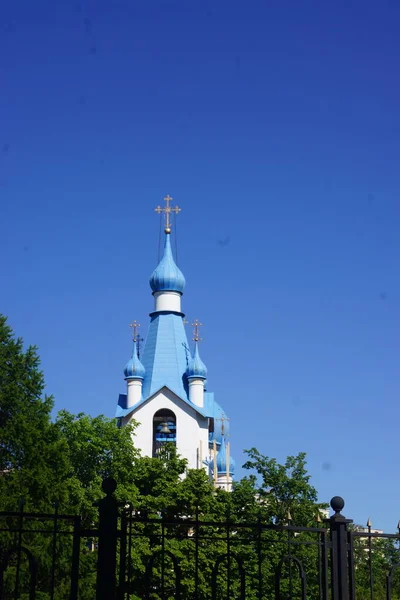 旧教堂的尖顶尖顶和烟囱顶映衬着蓝天 — 图库照片