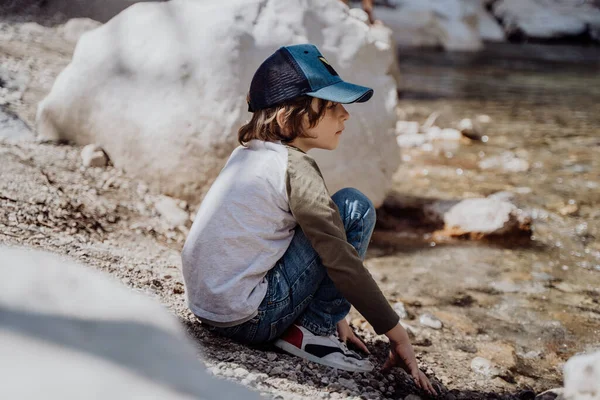 Kavkazský Školák Sedí Skále Řeky Kaňonu Horskými Útesy Pozadí Dítě — Stock fotografie