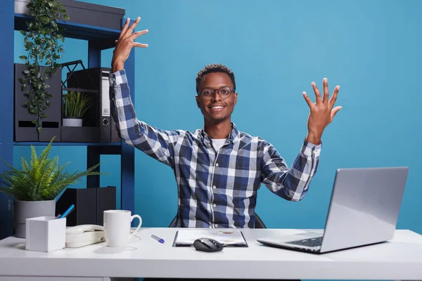 Glada Leende Afrikansk Amerikansk Kontorsarbetare Glatt Lyfta Händerna Luften Grund — Stockfoto