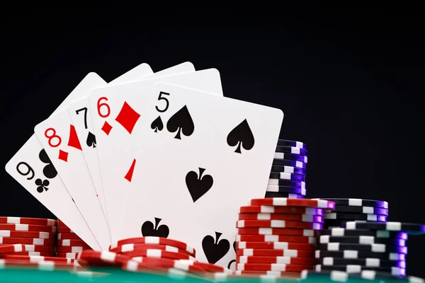 Poker Çipleri Siyah Arkaplanda Oyun Kartları — Stok fotoğraf