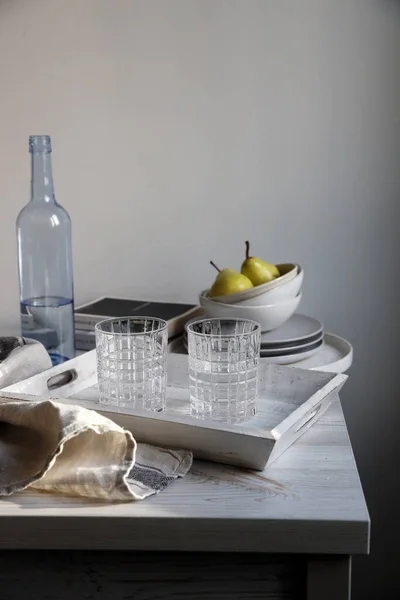 Eine Blaue Transparente Wasserflasche Und Zwei Gerippte Gläser Auf Einem — Stockfoto