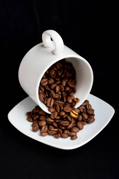 Чашка Черного Кофе Разбросанными Жареными Кофейными Зернами Грязном Черном Столе — стоковое фото