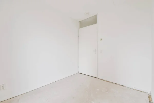 Geniş Boş Beyaz Tonlarda Parlak Bir Oda — Stok fotoğraf