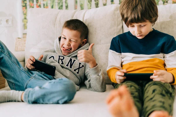 Vidám Két Fiú Online Játszik Videókat Néznek Mobiljukon Mosolygó Gyerekek — Stock Fotó