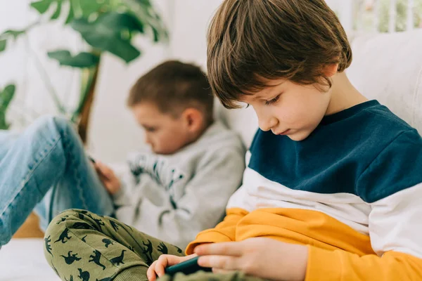 Fröhlich Zwei Jungen Spielen Online Spiel Video Auf Dem Handy — Stockfoto