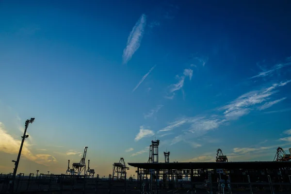 横浜港のクレーン群と夕日の景色 — ストック写真