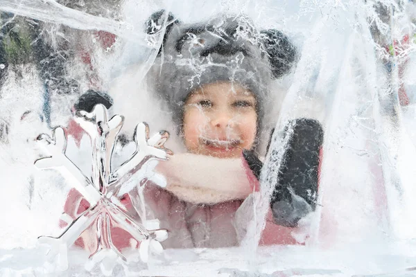 Buzdan Heykellerle Poz Veren Örgü Şapkalı Eşarplı Küçük Bir Kız — Stok fotoğraf
