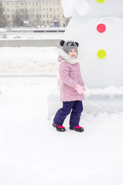 Speels Kind Meisje Gelukkig Besneeuwde Stad Winterdag — Stockfoto