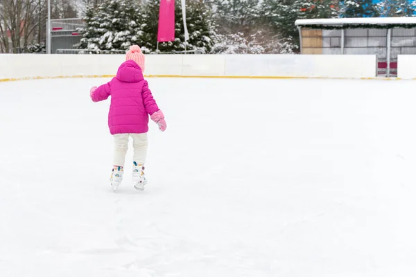 氷の輪の上でアイススケートをしている女の子 — ストック写真