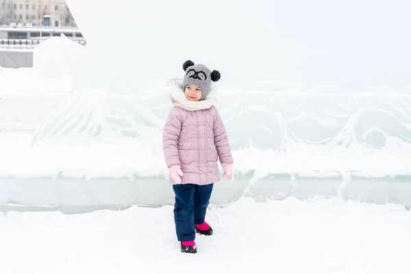 Buzdan Heykelleri Olan Beyaz Bir Kız — Stok fotoğraf
