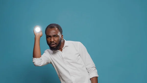 Hombre Asustado Usando Linterna Para Hacer Luz Mirar Alrededor — Foto de Stock