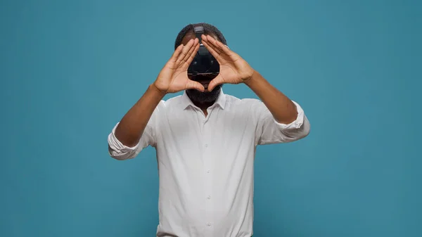 Pessoa Moderna Brincando Com Fone Ouvido Realidade Virtual Eletrônica — Fotografia de Stock