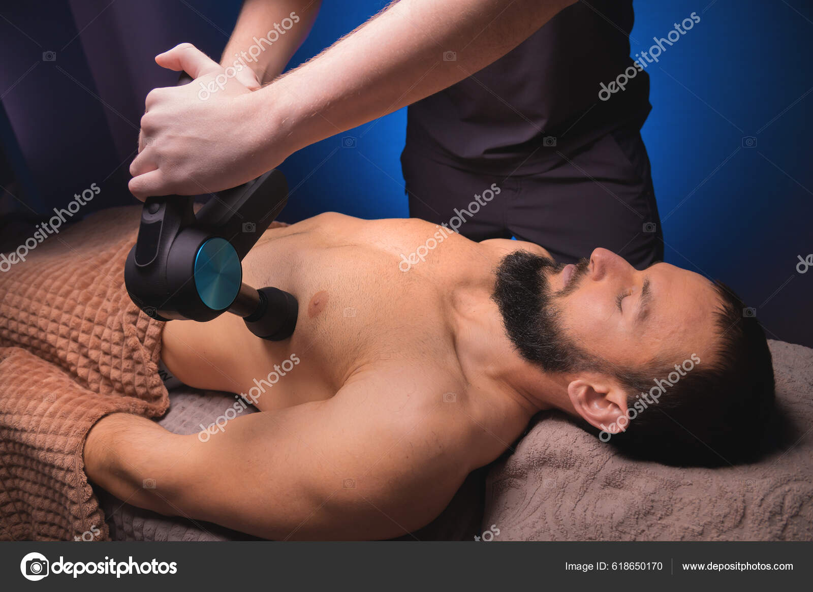 https://st5.depositphotos.com/72897924/61865/i/1600/depositphotos_618650170-stock-photo-professional-massage-chest-pectoral-muscles.jpg