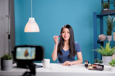 Yaratıcı etkileyiciler makyaj malzemelerini filme alıyor.