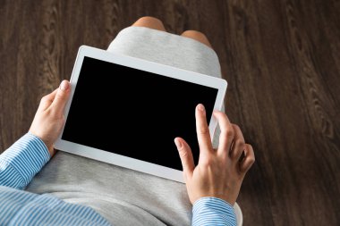 Kucağında tabletle iş kadını