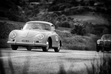 İTALYA - 23 Ekim 2020: PORSCHE 356 SPEEDSTER Mille Miglia 2020 rallisinde eski bir yarış arabasında ünlü İtalyan tarihi yarışı (1927-1957))
