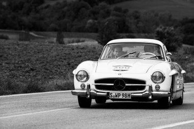 İTALYA - 23 Ekim 2020: PORSCHE 356 SPEEDSTER Mille Miglia 2020 rallisinde eski bir yarış arabasında ünlü İtalyan tarihi yarışı (1927-1957))