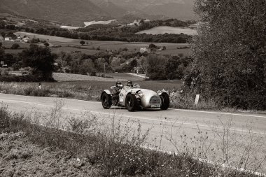 İTALYA - 23 Ekim 2020: PORSCHE 356 SPEEDSTER Mille Miglia 2020 rallisinde eski bir yarış arabasında ünlü İtalyan tarihi yarışı (1927-1957))