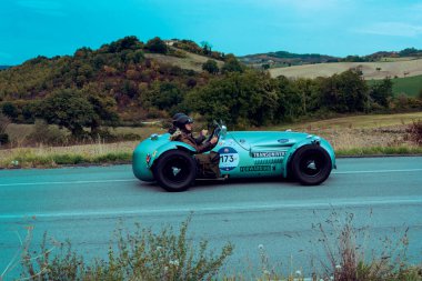 İTALYA - 23 Ekim 2020: PORSCHE 356 SPEEDSTER Mille Miglia 2020 rallisinde eski bir yarış arabasında ünlü İtalyan tarihi yarışı (1927-1957))