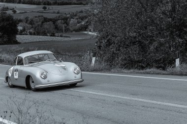 İTALYA - 23 Ekim 2020: PORSCHE 356 SPEEDSTER Mille Miglia 2020 rallisinde eski bir yarış arabasında ünlü İtalyan tarihi yarışı (1927-1957))