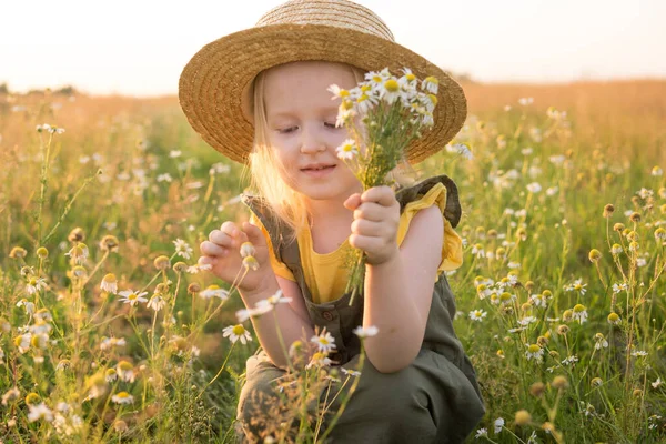 Little Blonde Girl Straw Hat Field Bouquet Daisies — Stock Photo, Image