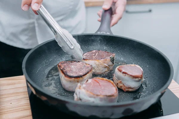 Biftek Pişirmek Için Çiğ Çiğ Dilimlenir Aşçılık Sınıfında Biftek Pişirmek — Stok fotoğraf