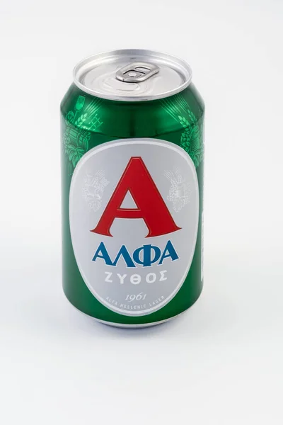 希腊啤酒Alpha 希腊名字和标识在330毫升的罐装白色背景 — 图库照片
