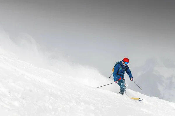 Ski Skieur Frisky Freeride Homme Skie Élégamment Sur Une Pente — Photo