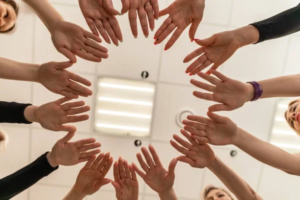 Equipa Pessoas Mãos Dadas Grupo Jovens Felizes Mãos Dadas Visão — Fotografia de Stock