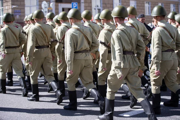 穿着防水油布靴的俄罗斯士兵 — 图库照片