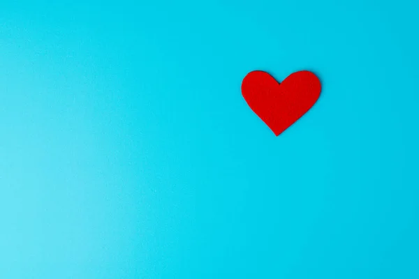 慈善と医療の寄付の概念 ターコイズを背景にした愛とロマンスのハートシンボル — ストック写真