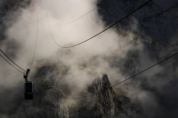 Fuente Deの霧の中のケーブルカー — ストック写真