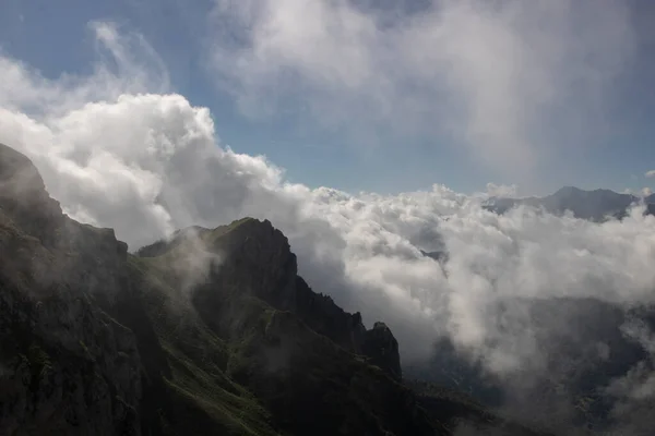 Облачно Высокий Вид Горы — стоковое фото