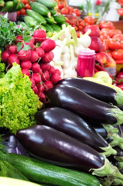 Прилавках Разнообразные Овощи Черные Баклажаны Сочная Летучая Мышь Дилл Парсли — стоковое фото
