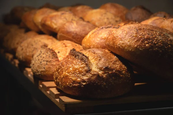Taze Çıtır Çıtır Lezzetli Zanaatkar Ekmeği Birçok Somun Ahşap Bir — Stok fotoğraf