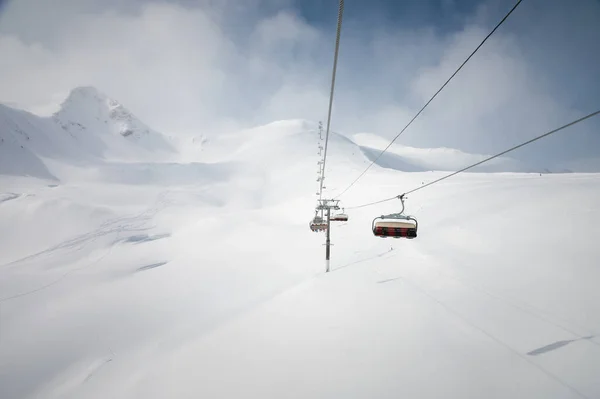 Stoeltjeslift Een Skigebied Uitzicht Vanaf Kabelbaan Naar Bergen Besneeuwde Velden — Stockfoto