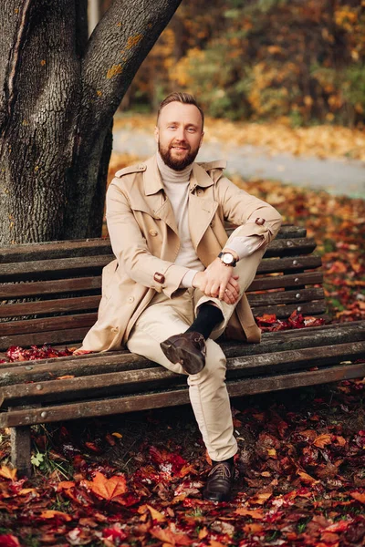 Portret Mężczyzny Lesie Jesiennymi Liśćmi — Zdjęcie stockowe