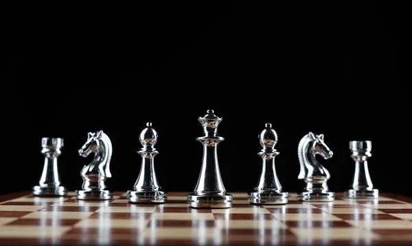 チェス盤の上に立っている銀製のチェスの数字 — ストック写真
